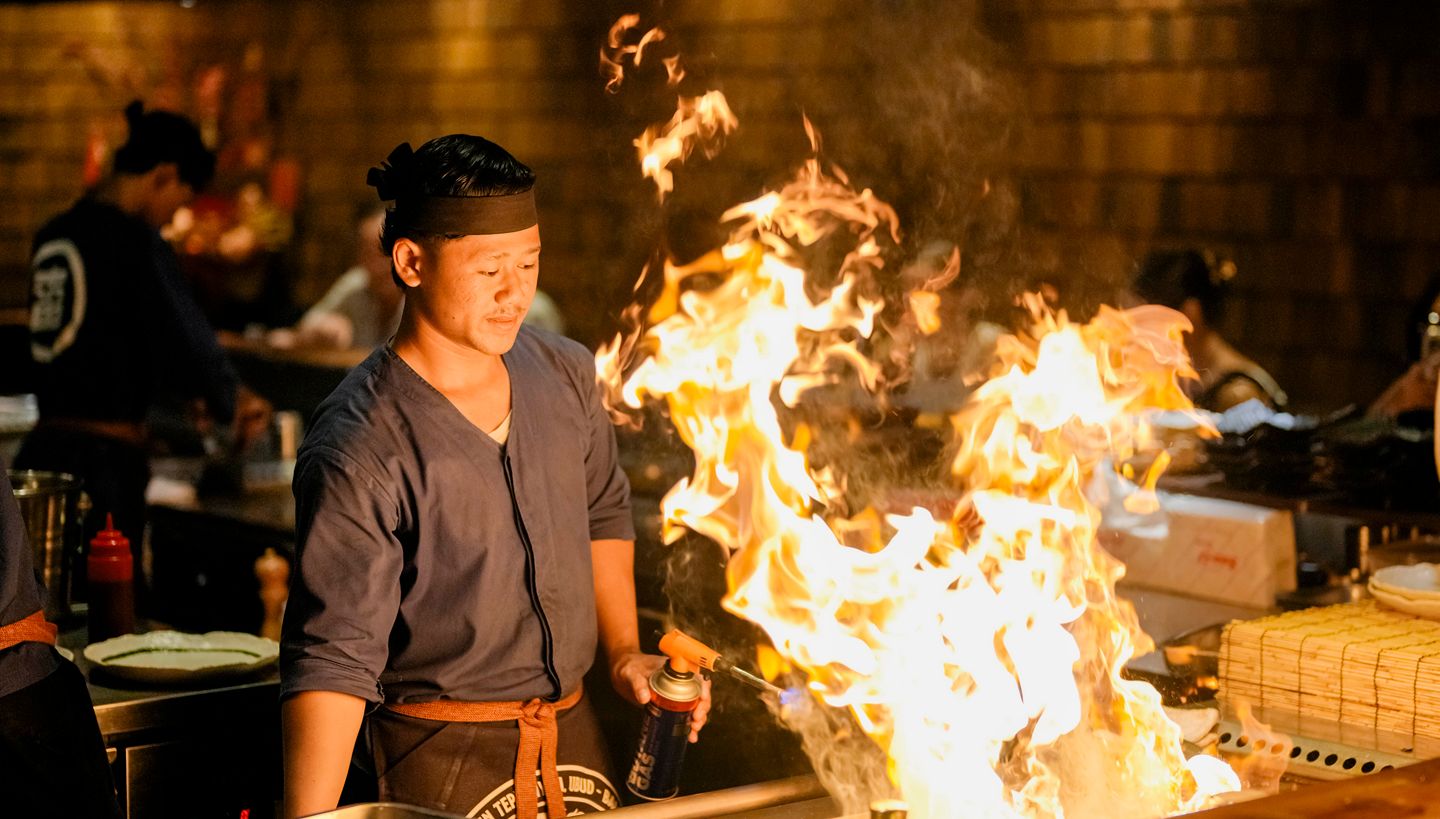 Teppanyaki chef cooking at Rayjin restaurant Bali